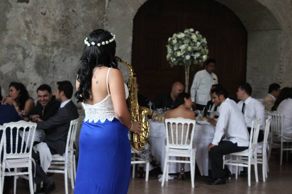Karen Miranda - Saxofonista - Consulta disponibilidad y precios