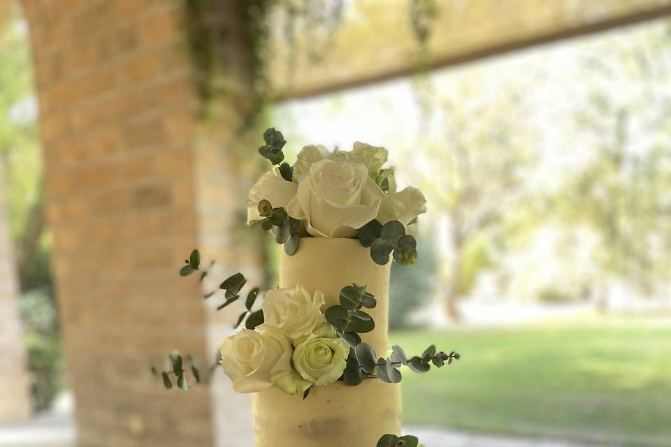 Naked natural flowers cake