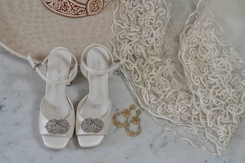 Zapatos de novia con accesorios