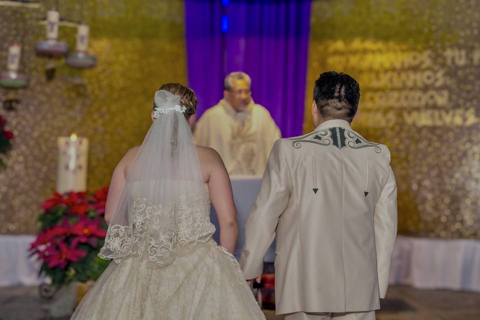 Novios casándose en la iglesia