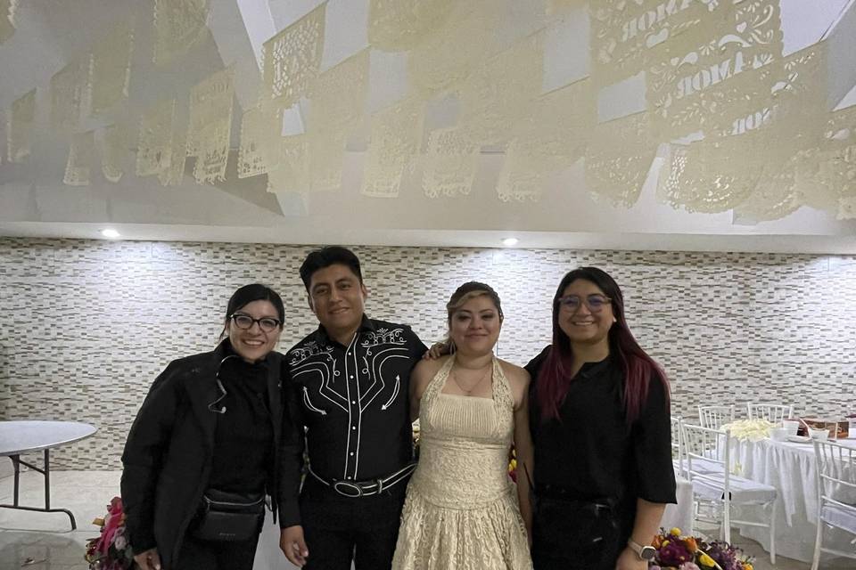 Organizadora de eventos posando con los novios