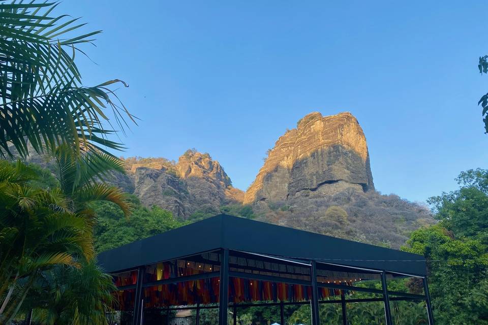 Bajo la montaña