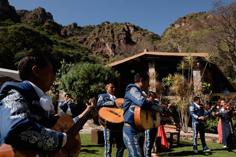 Bajo La Montaña