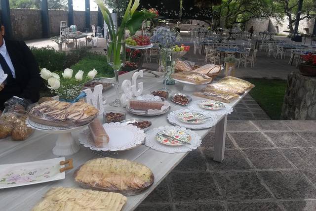 Meseros y mesa de bienvenida
