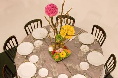 Mesa redonda decorada con flores exóticas