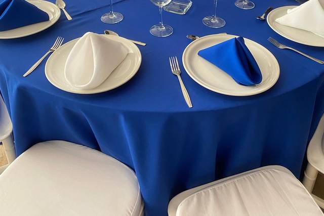 Mesa con manteles azules