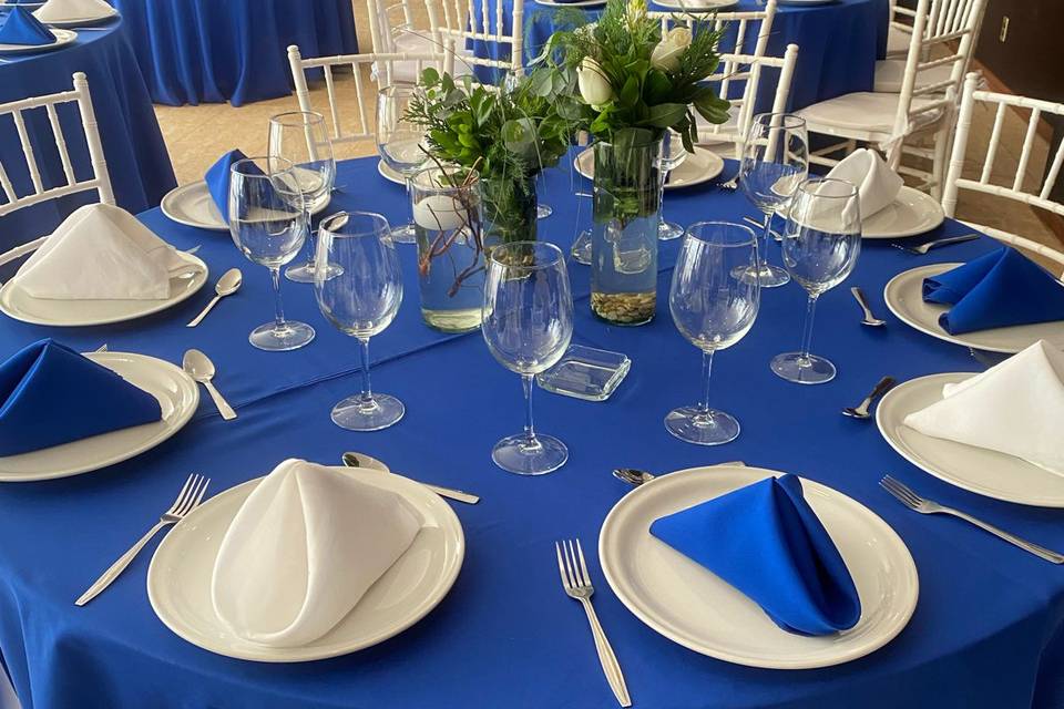 Mesa con manteles azules