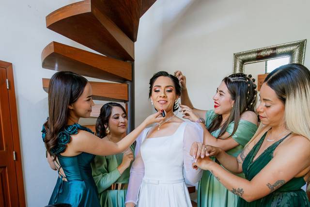 Damas alistan a la novia