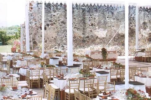 Mesas decoradas para banquete al aire libre