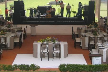 Mesas decoradas para banquete y equipo para sonido en vivo