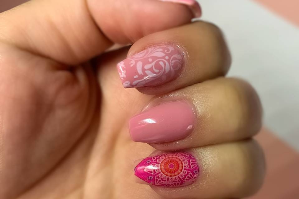 Uñas en rosa con foil