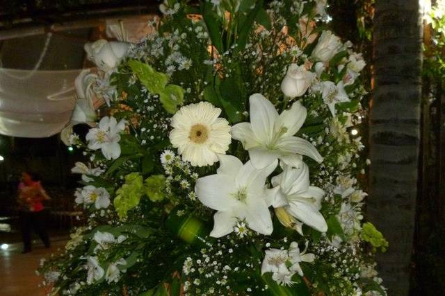 Un centro de mesa alto