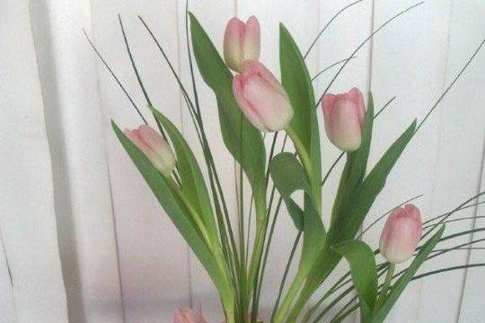 Tulipanes en base de vidrio