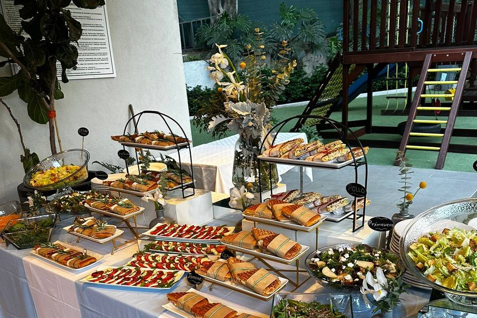 Buffet paninis con ensaladas