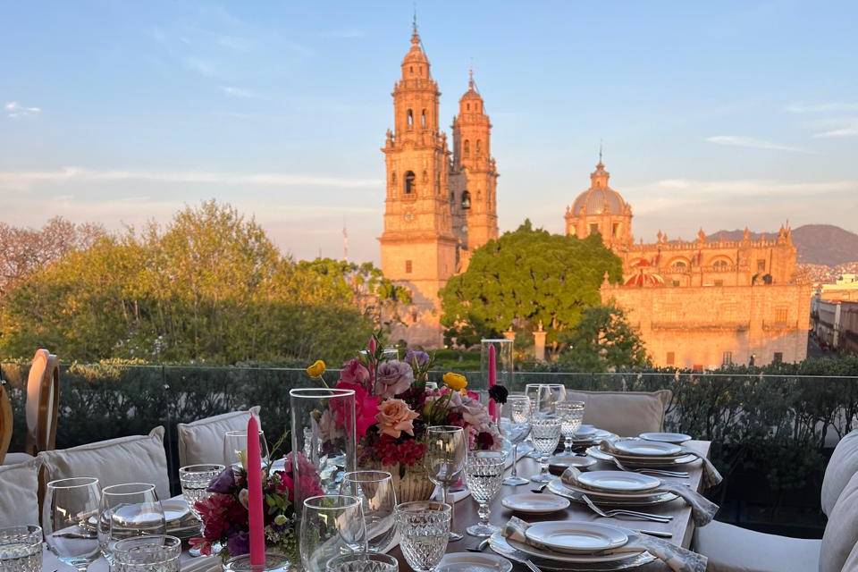 Montaje de mesa en terraza con vistas a la iglesia