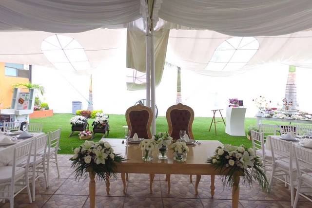 Mesa de novios decorada con flores