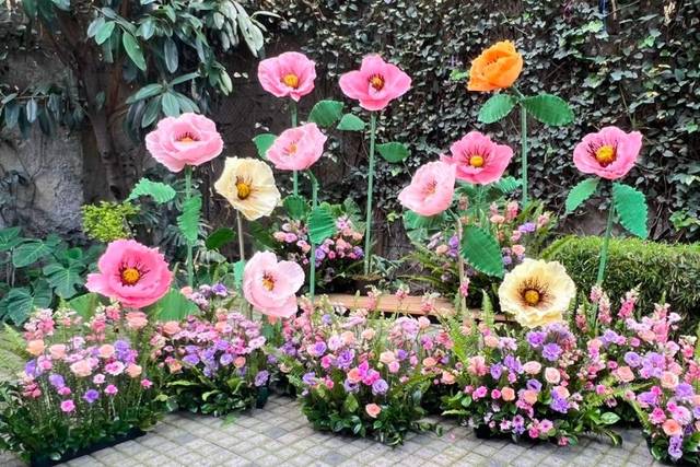 Decoración con flores gigantes