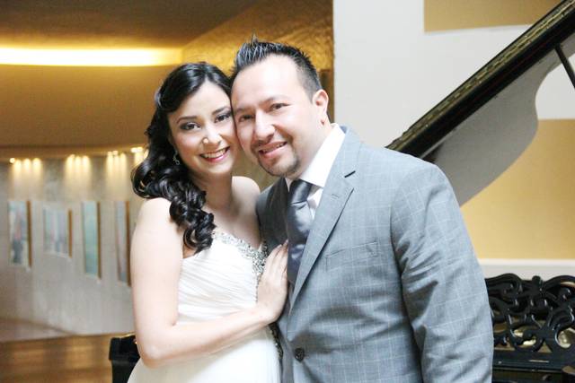 Novios posando felices