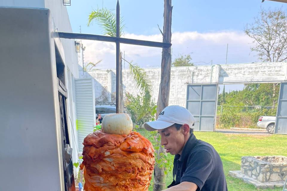 Taquero en el trompo de pastor