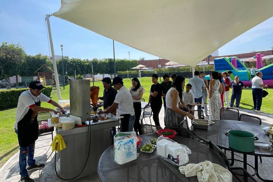 Invitados formados para comer tacos