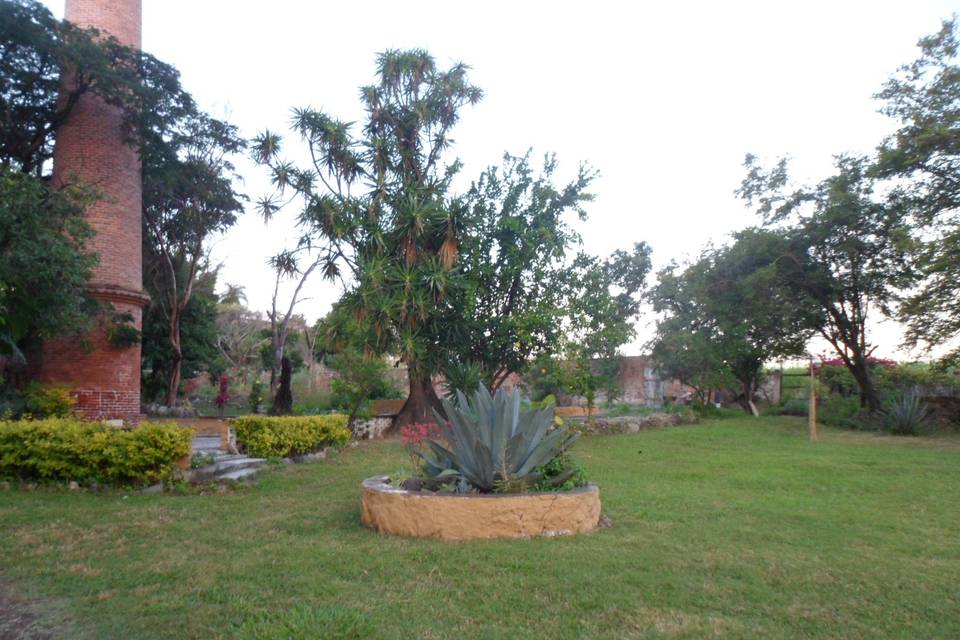 Jardín con chimenea