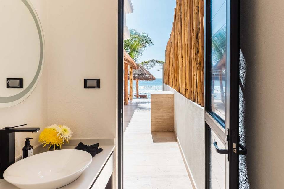 Interior hallway to the ocean