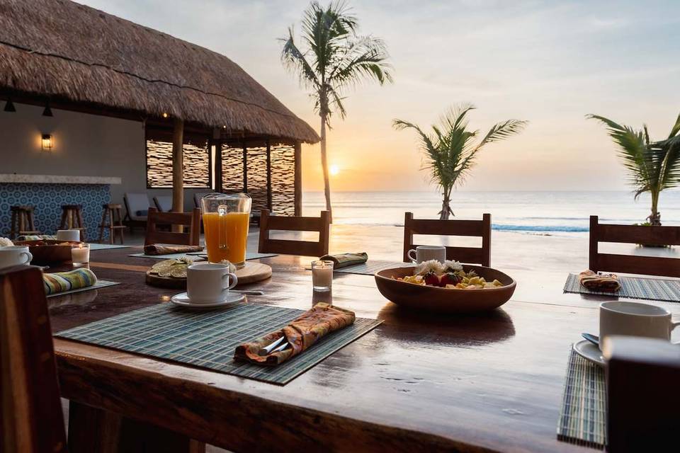 Beachfront dining, palapa bar