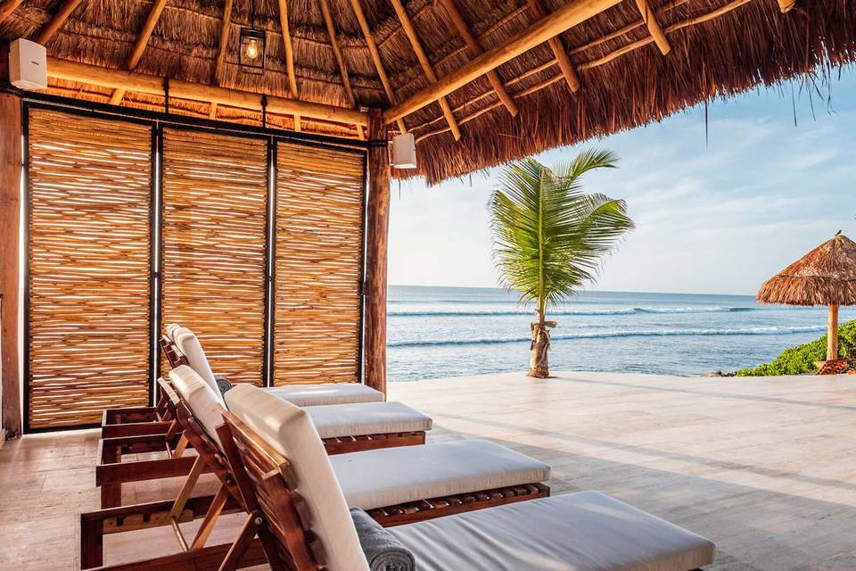 Beachfront lounge, ocean view