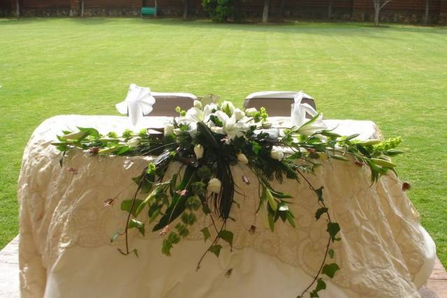 Decoración de la mesa en flores blancas