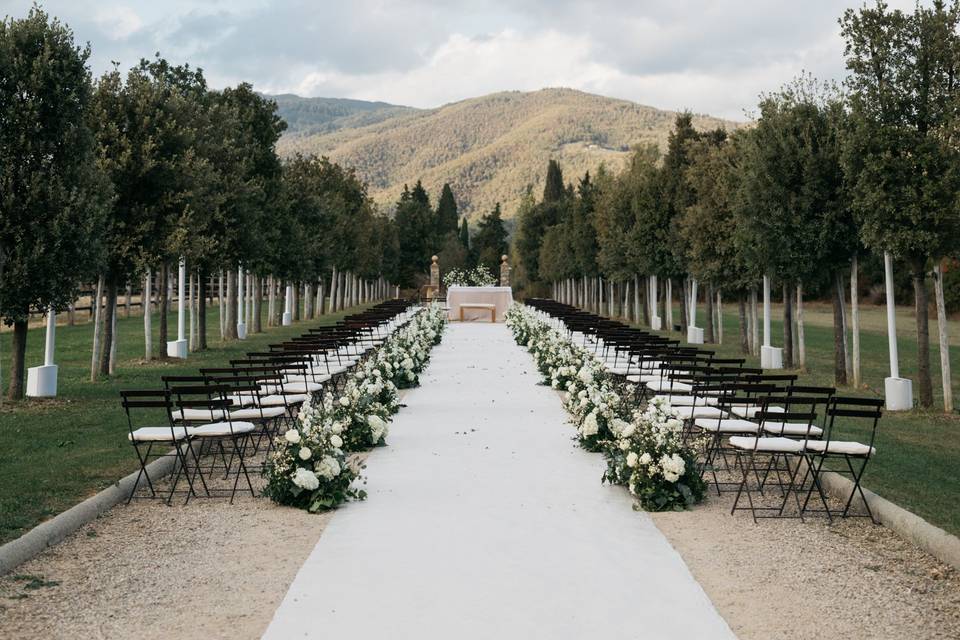 Jardín con flores y pasillo blanco