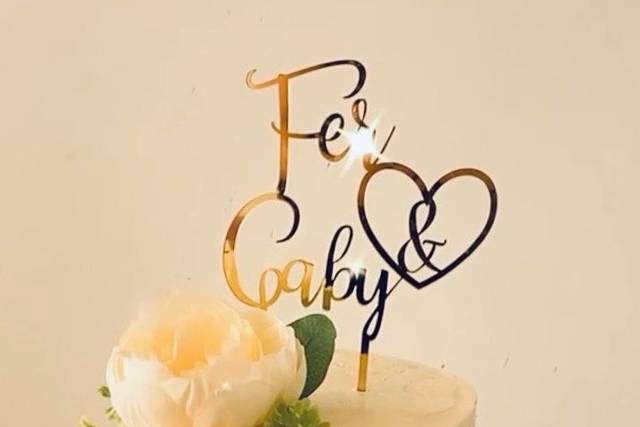 Pastel con flores de tela