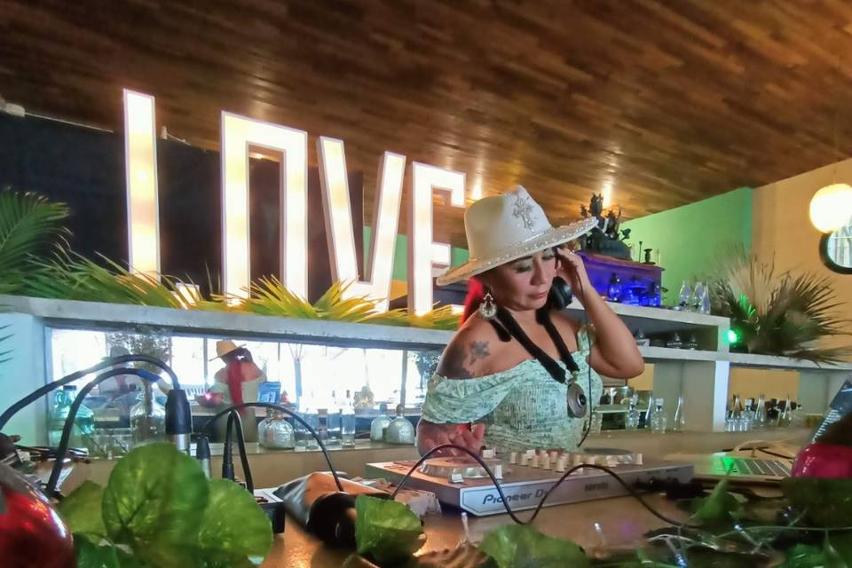 Girl dj bodas y eventos