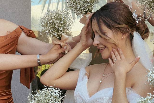 Novia con ramos a los lados