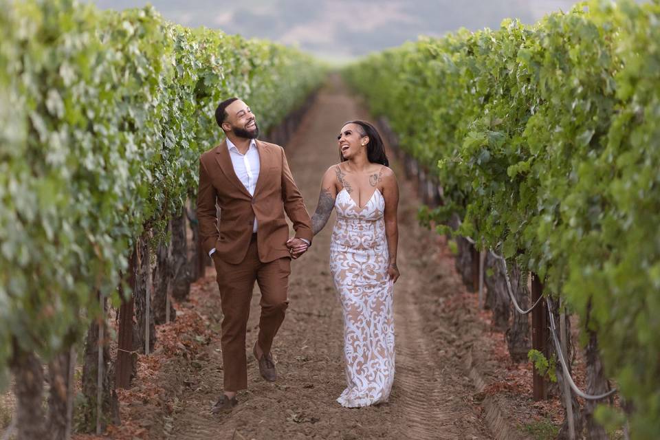 Novios caminando por el viñedo