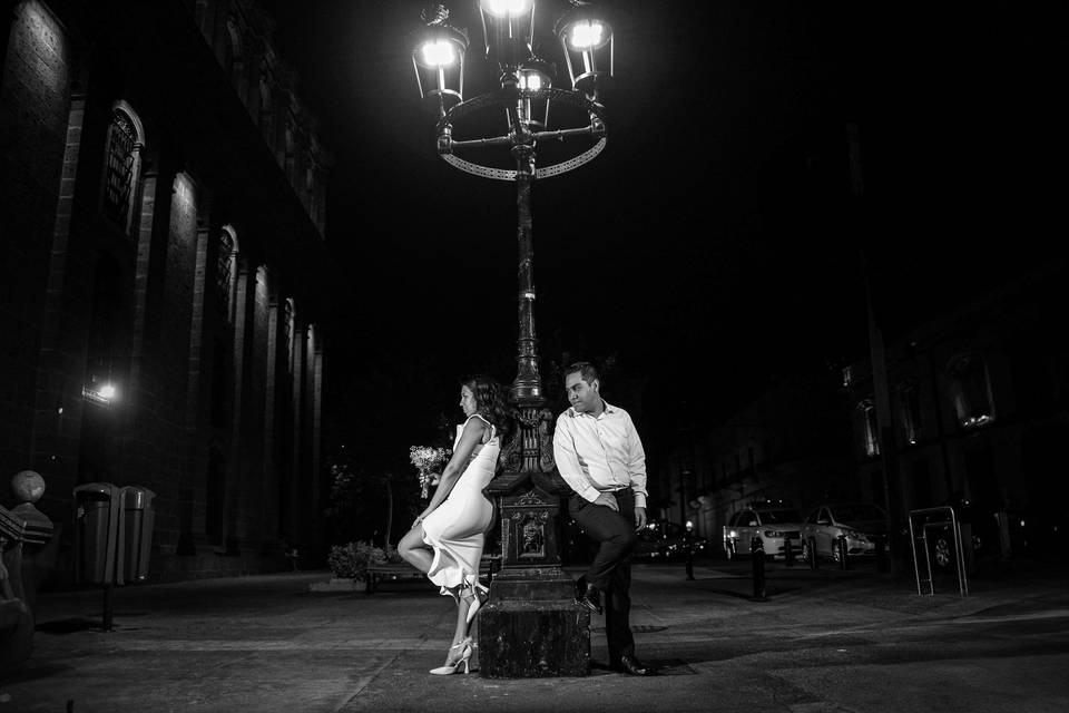 Pareja recargada en una farola