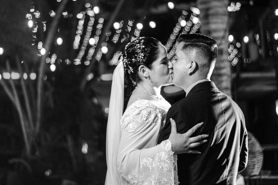 Novios dándose un beso