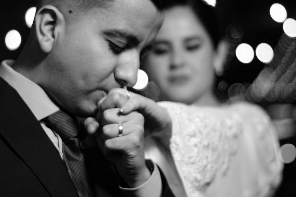 Novio dándole un beso en la mano a la novia