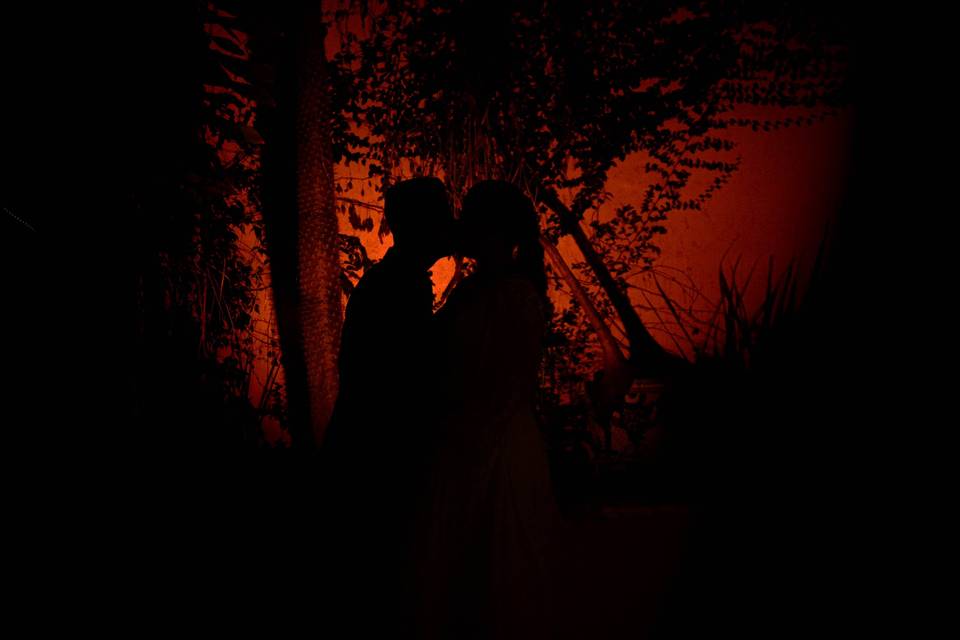 Pareja besándose en la oscuridad