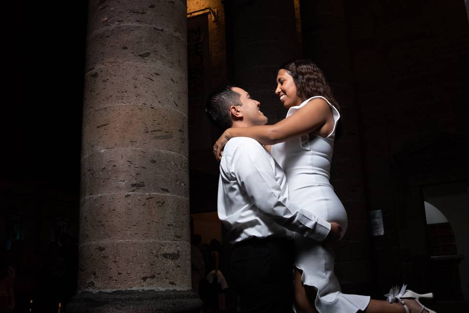 Novio cargando a la novia