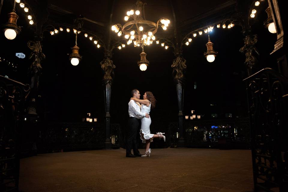 Pareja bailando en un kiosko
