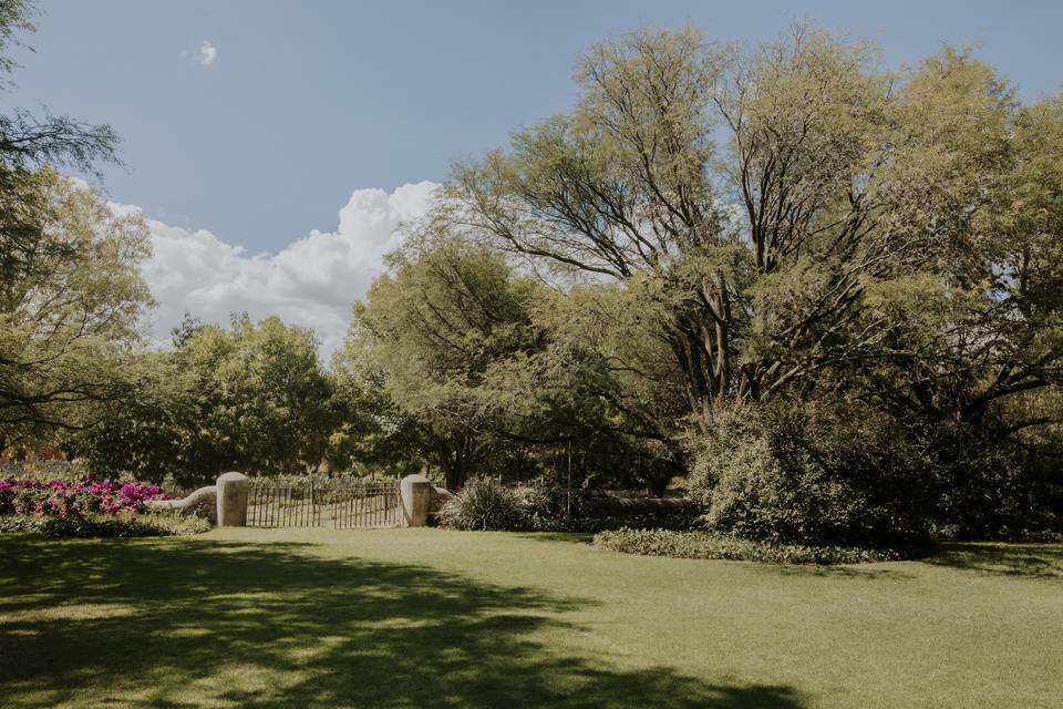 Jardín principal de finca.