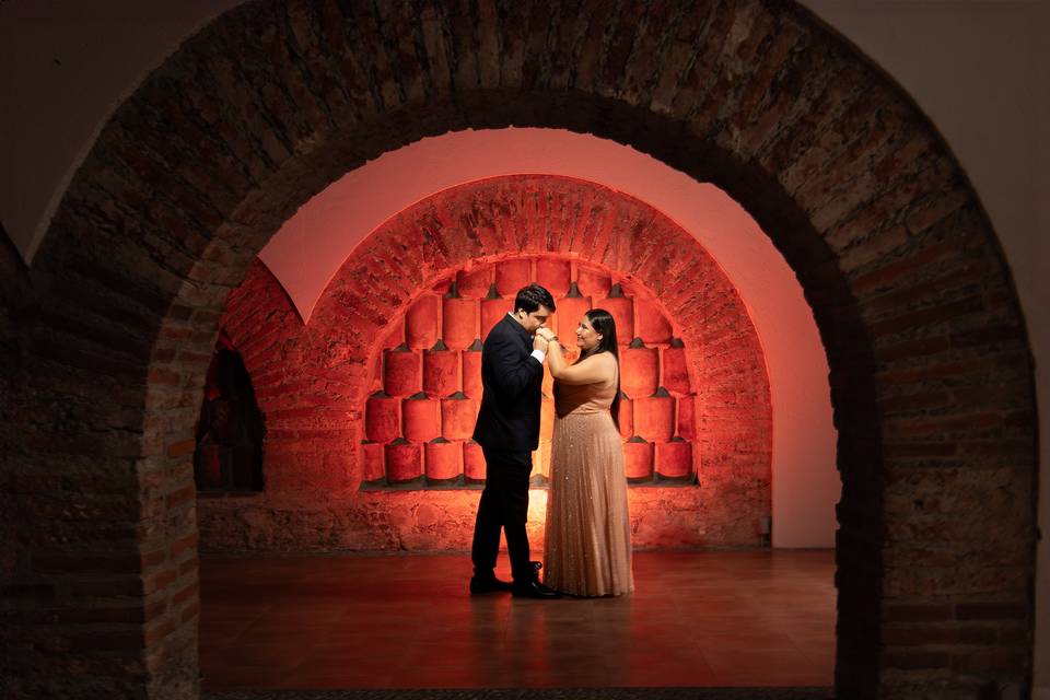 Pareja en un recinto iluminado con luz roja