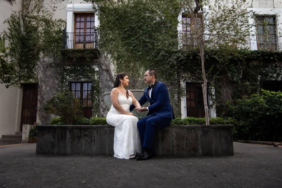 Pareja sentada en un patio