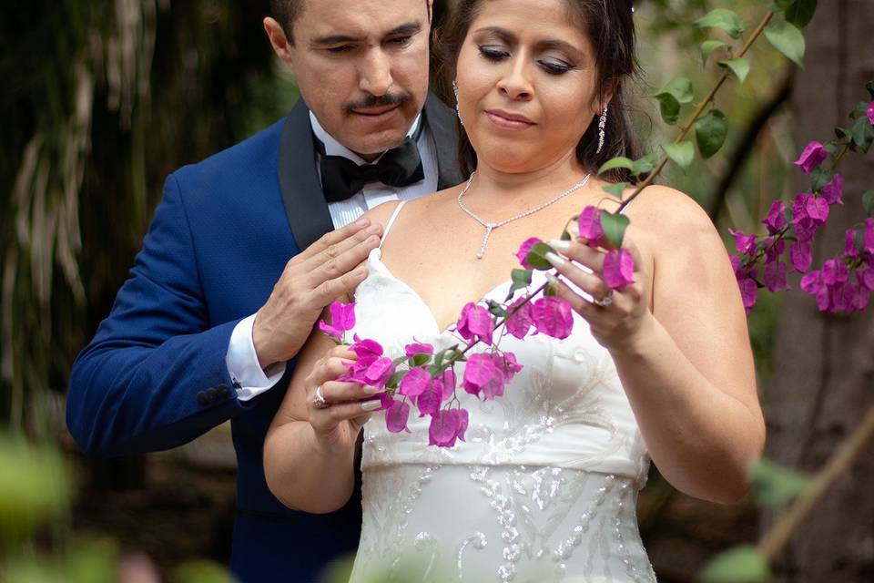 Pareja posando con bugambilias