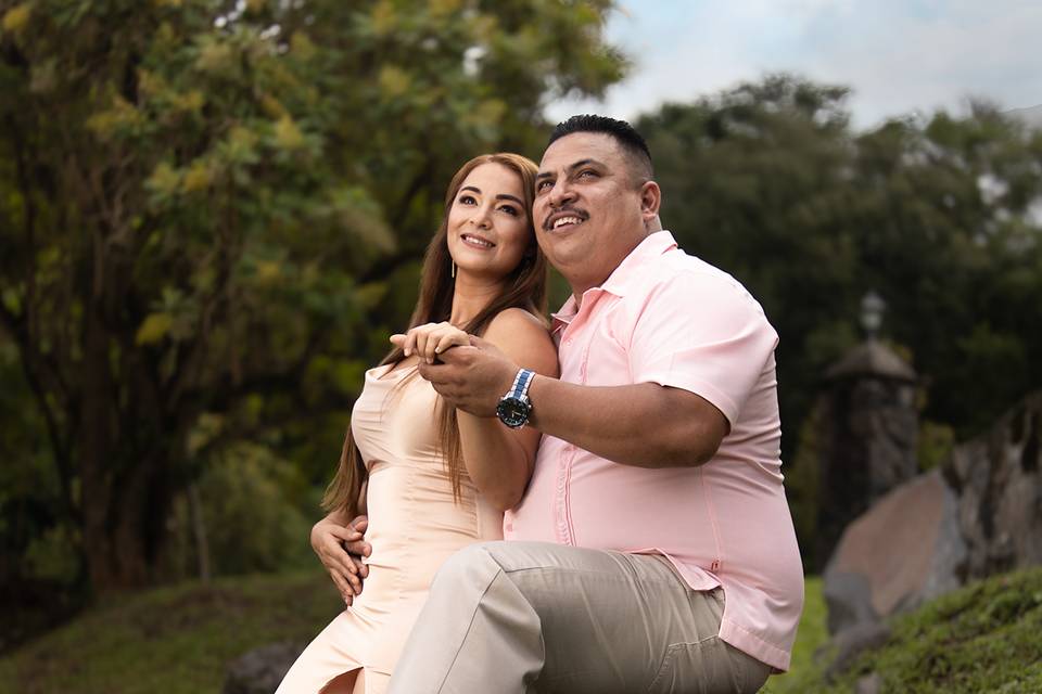 Pareja sentada en el pasto