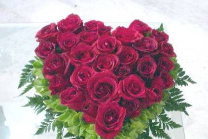 Corazón en rosas rojas