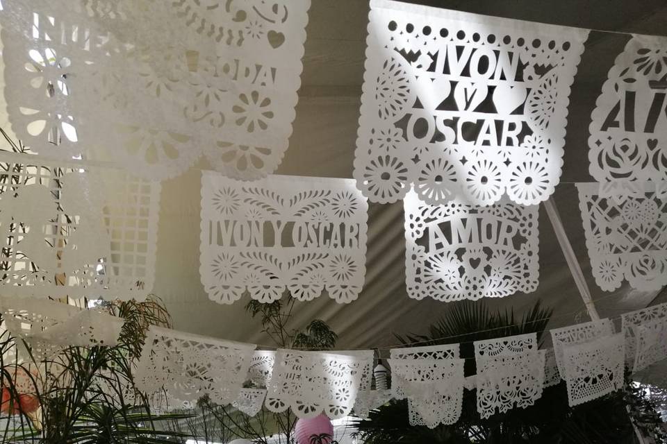 Tiras de papel picado blanco