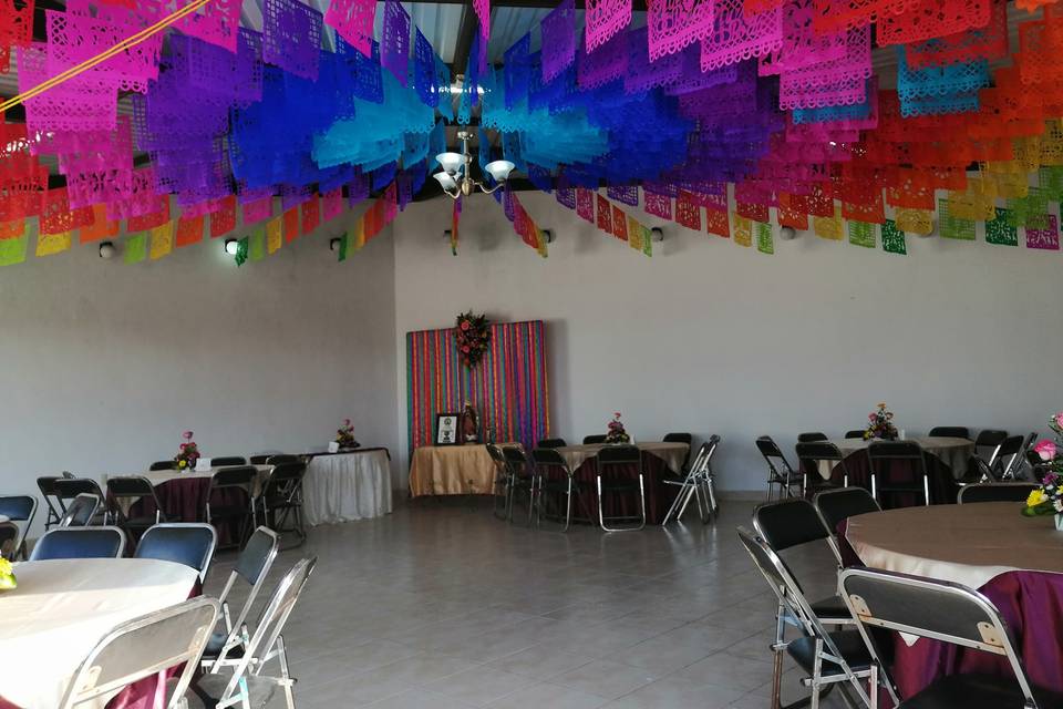 Papel picado en el techo