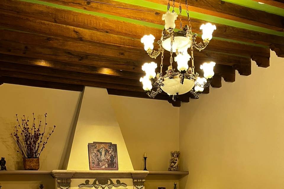 Sala con chimenea.