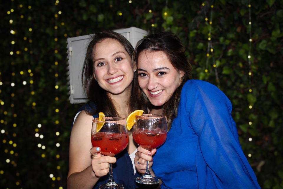 Chicas felices con sus cocteles